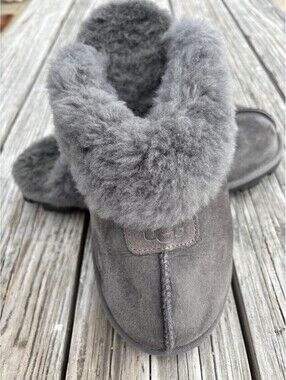 UGG Men’s Gray Suede Shearling Lined Slippers Size 11 EU 42